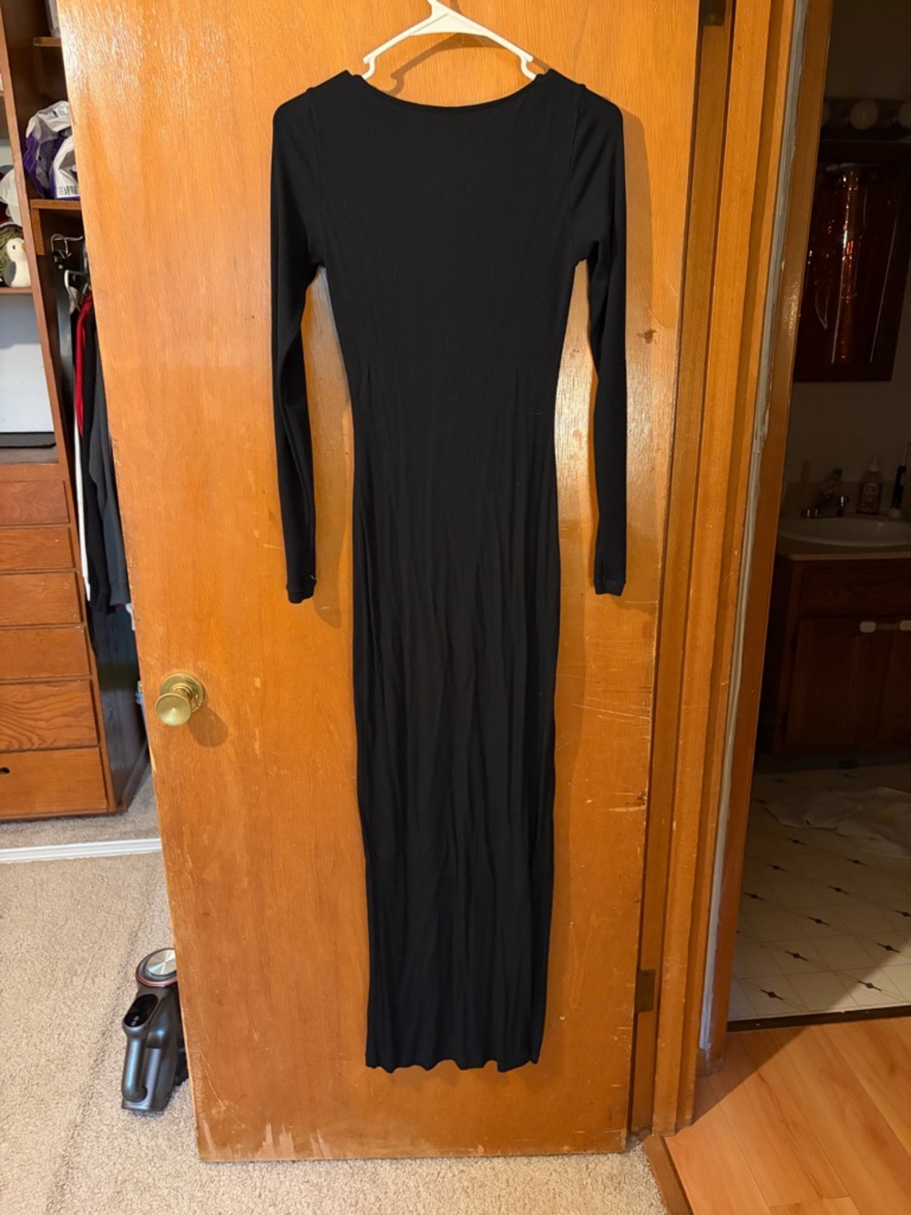 Black Long-Sleeve Scoop Neck Maxi Dress - Picture 3 of 3